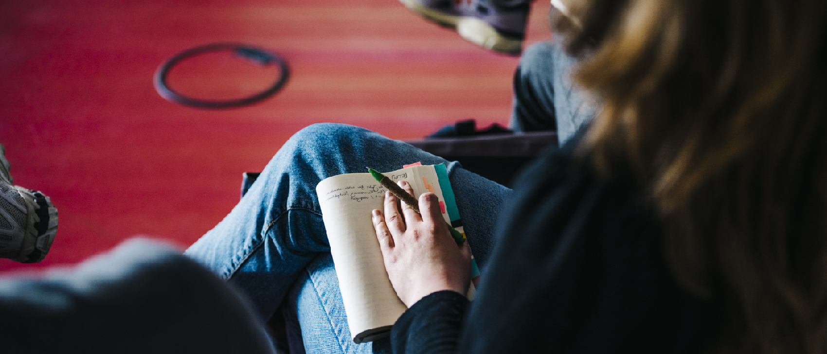 Person macht Notizen bei einer Konferenz