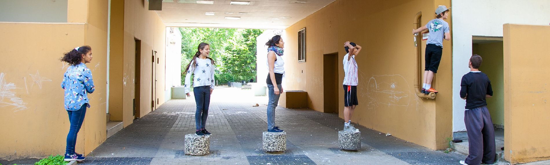 Jugendliche beim Parcours