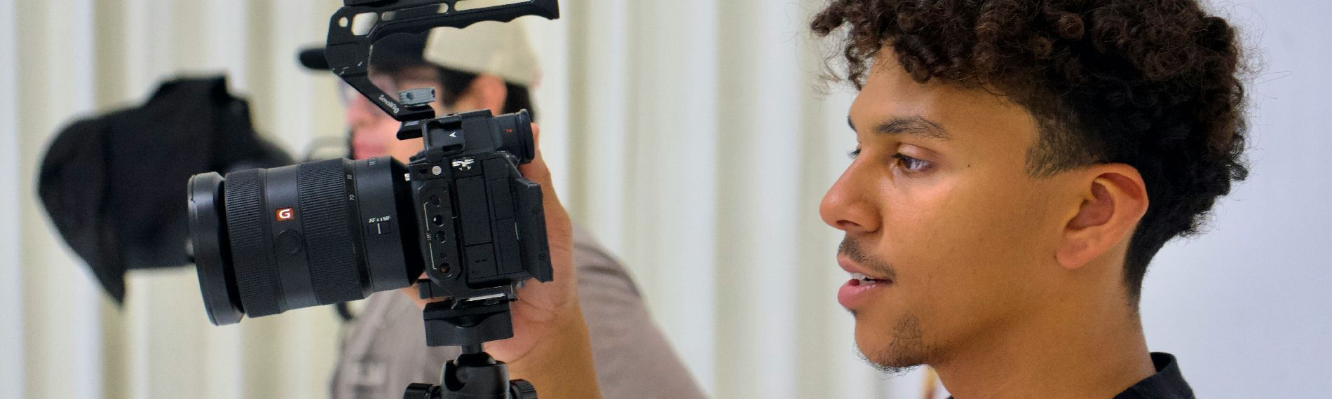 Zwei Jugendliche filmen mit Kameras