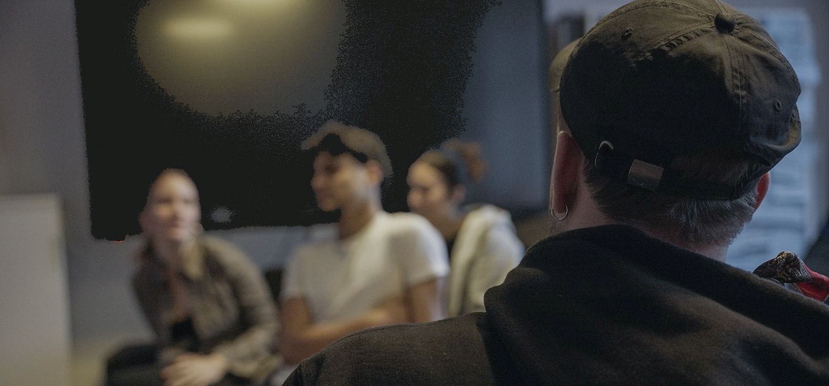 Jugendliche und Teamer*in in einem Workshop