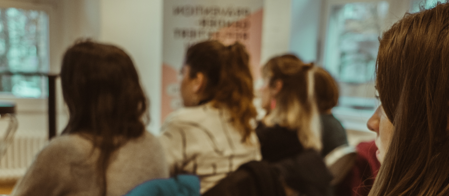 Konferenzpublikum hört einem Vortrag zu