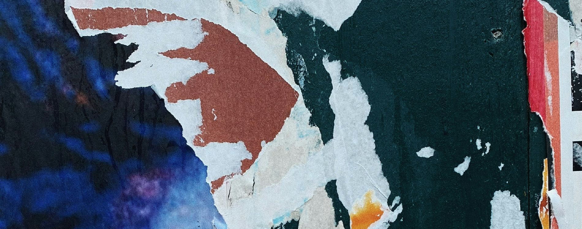 Übereinander geklebte Plakate