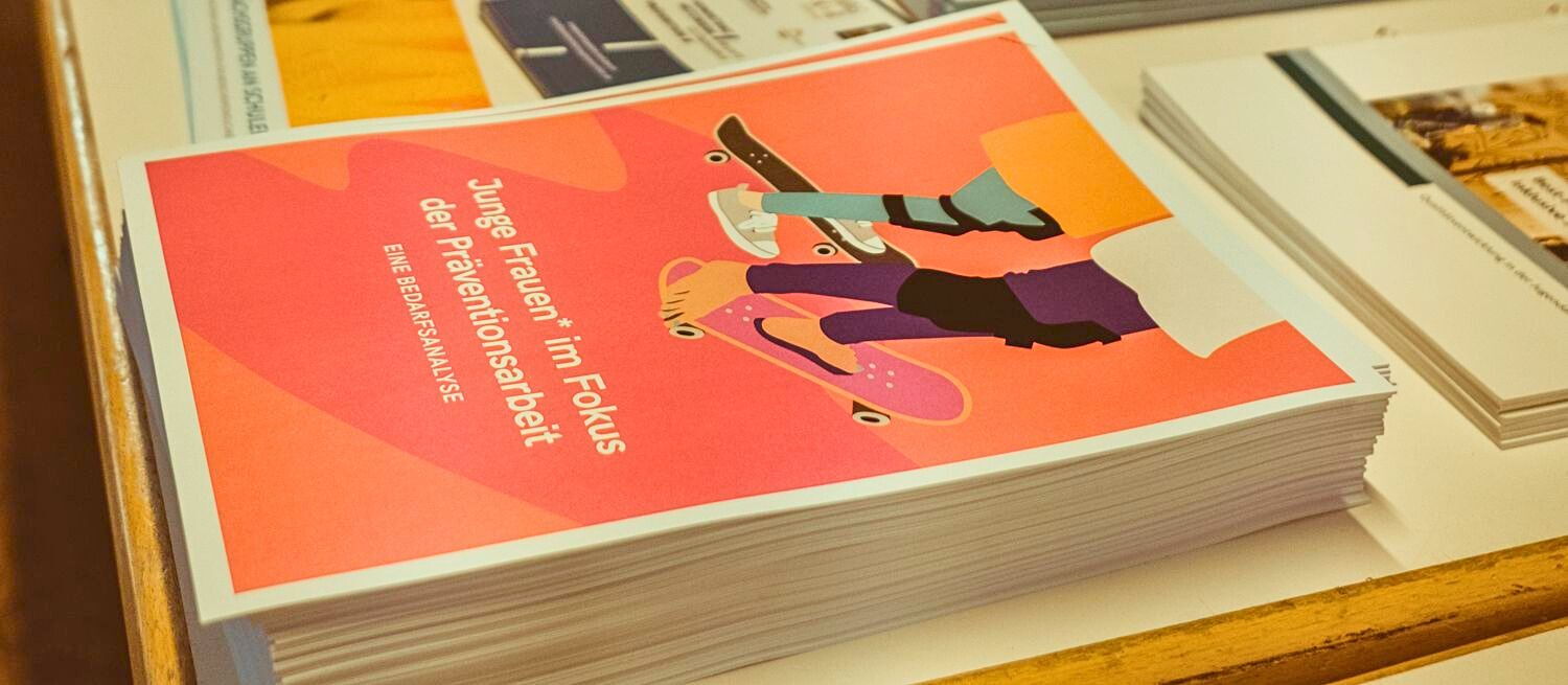 Foto der Broschüre "Junge Frauen* im Fokus der Präventionsarbeit"