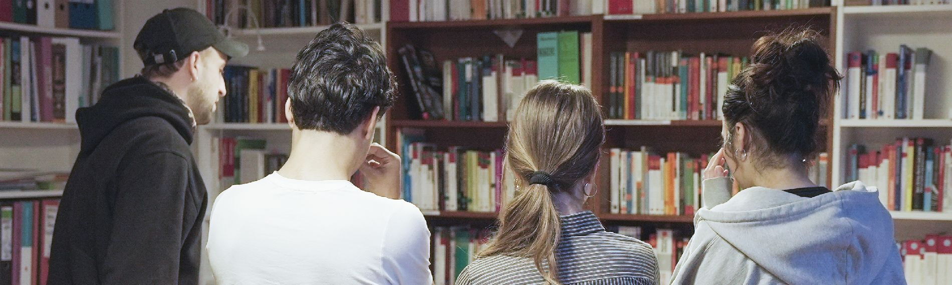 Rückansicht von vier Jugendlichen