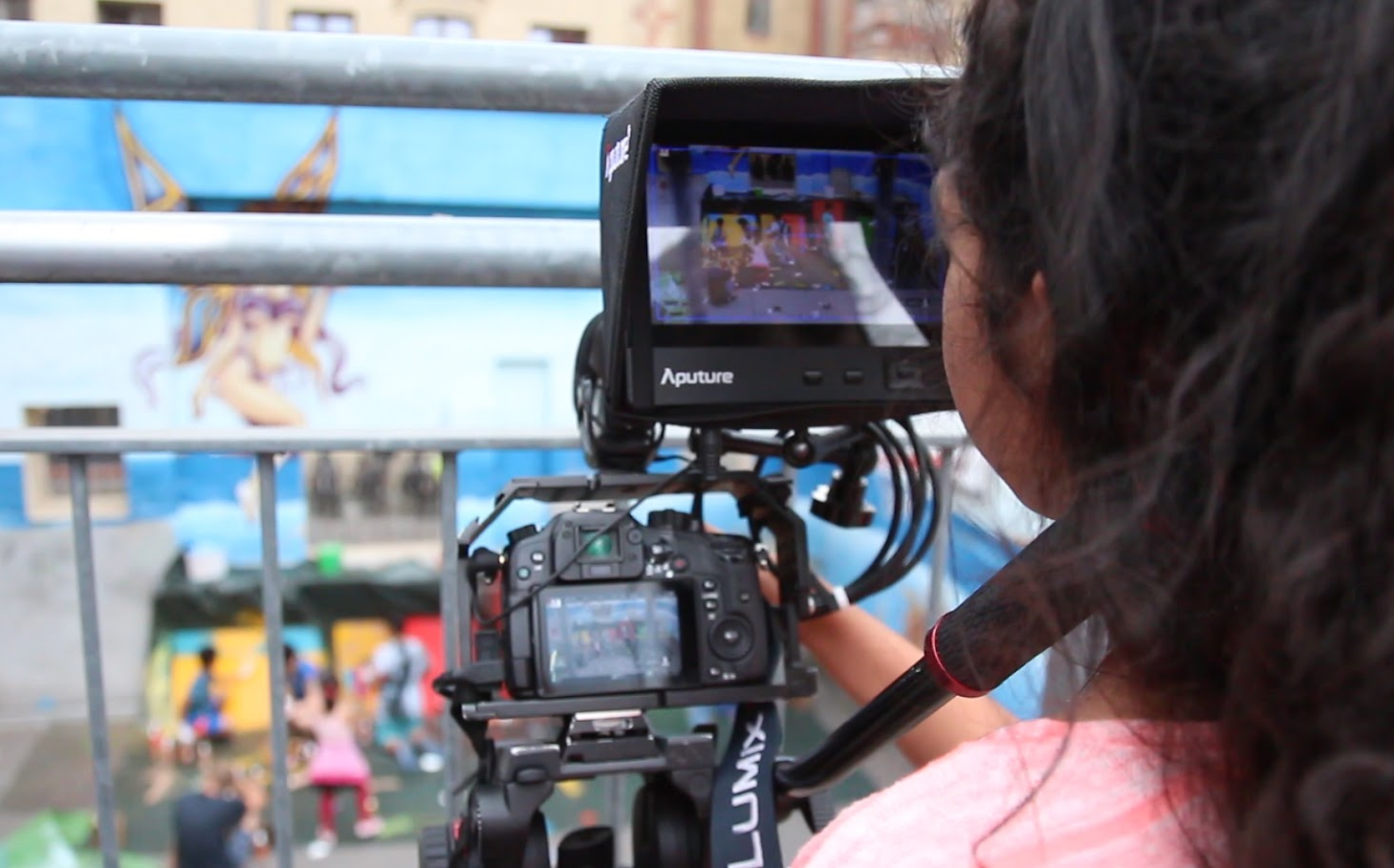 Jugendliche*r filmt andere beim Tanzen