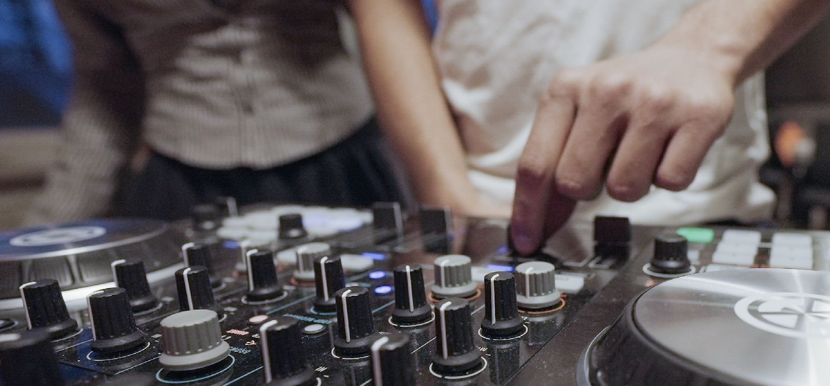 Jugendliche in einem DJ-Workshop