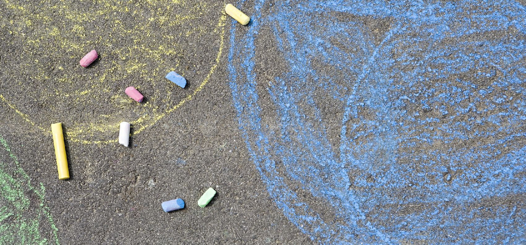 Malerei mit Kreide auf Asphalt