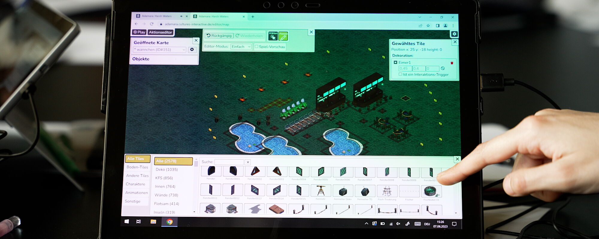 Tablet, auf dem eine Person Adamara spielt