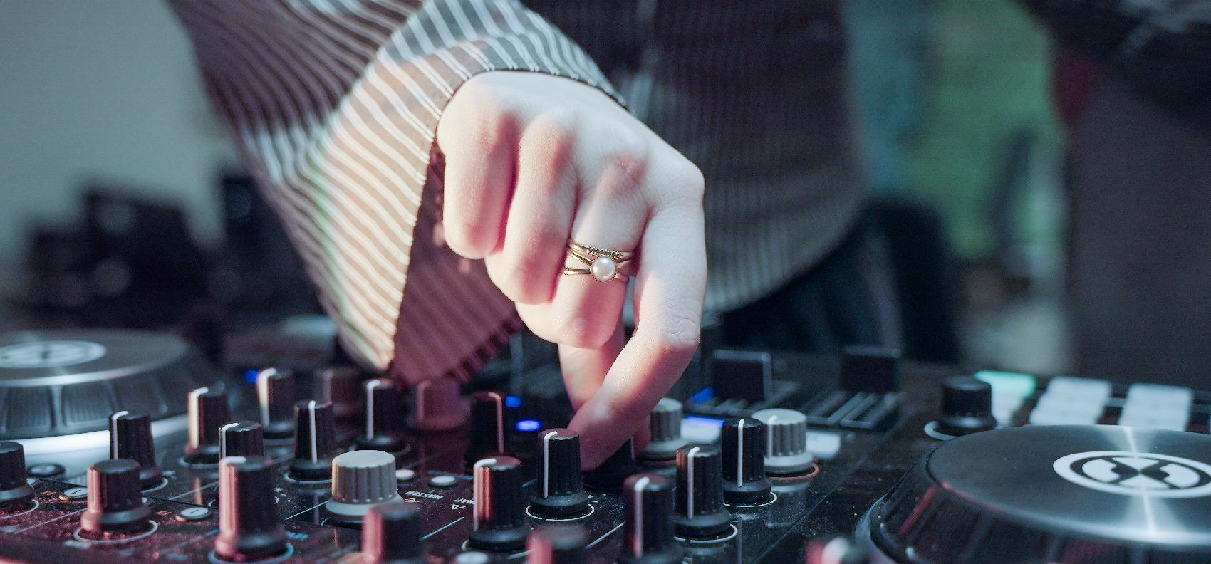 Hand auf einem Mischpult