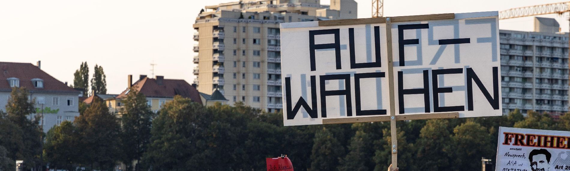 Foto eines Demonstrationsplakats mit der Aufschrift "Aufwachen"
