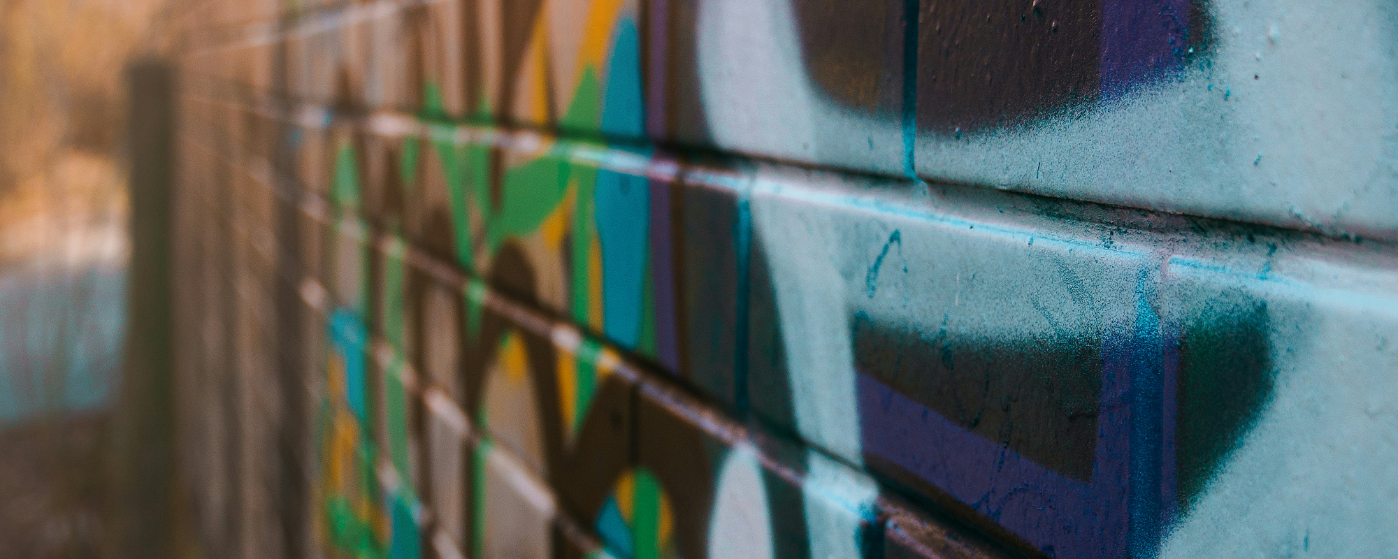 Buntes Graffiti auf einer Wand