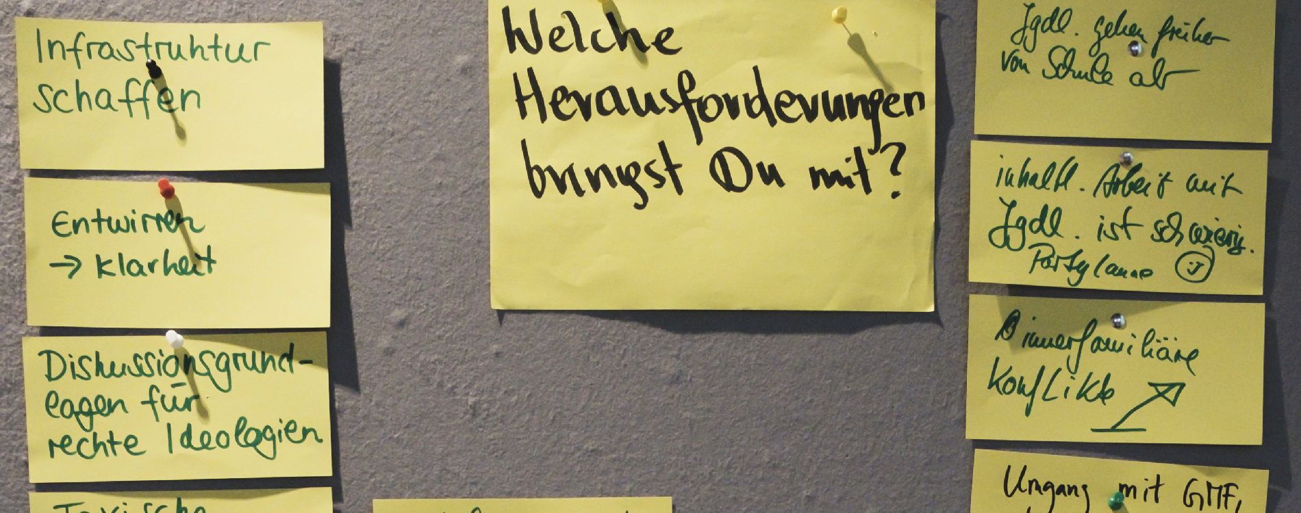 Moderationskarten zu Herausforderungen in der Arbeit mit Jugendlichen