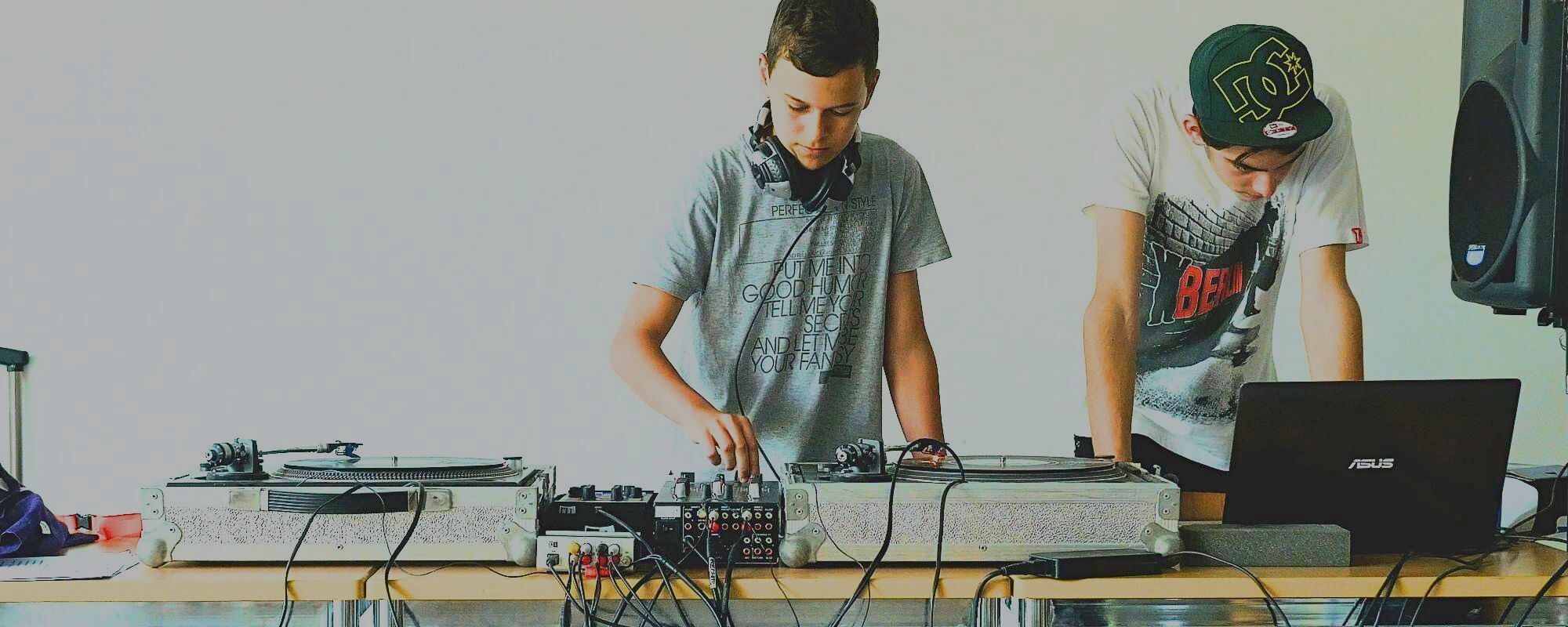 Jugendliche in einem DJ-Workshop