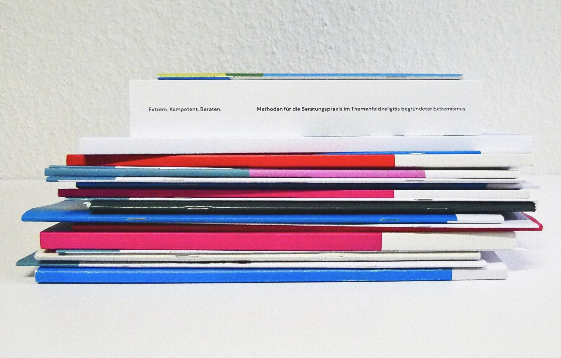 Stapel von Broschüren von Cultures Interactive