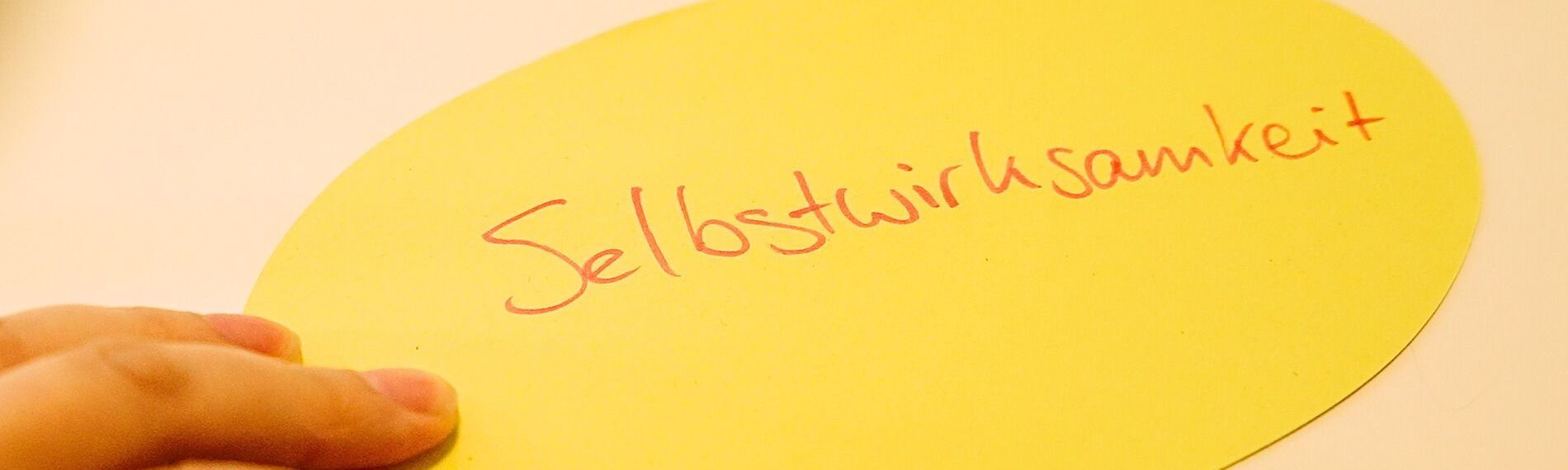 Moderationskarte mit der Aufschrift "Selbstwirksamkeit"