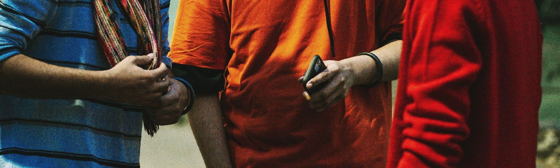 Drei Personen unterhalten sich