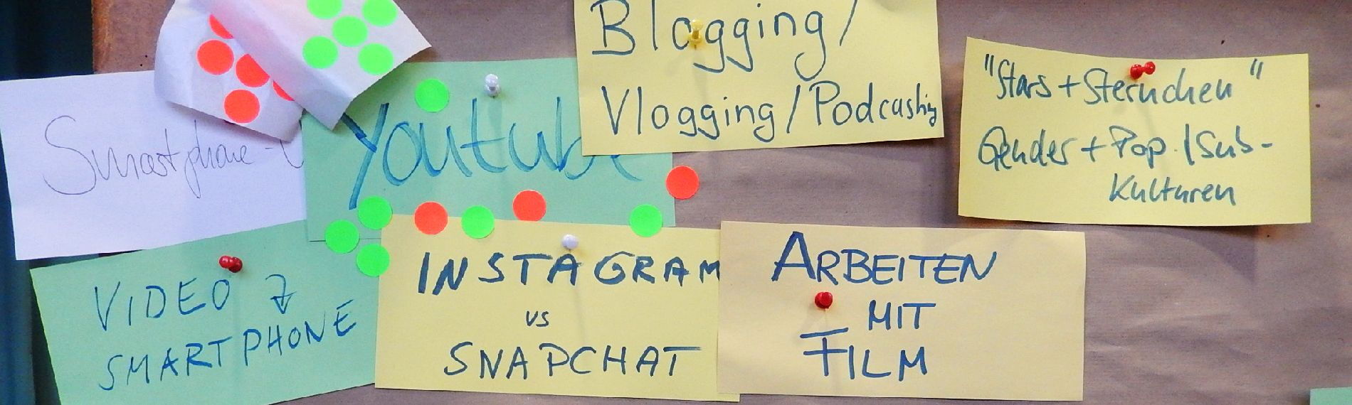 Moderationskarten mit verschiedenen Inhalten aus Medienworkshops