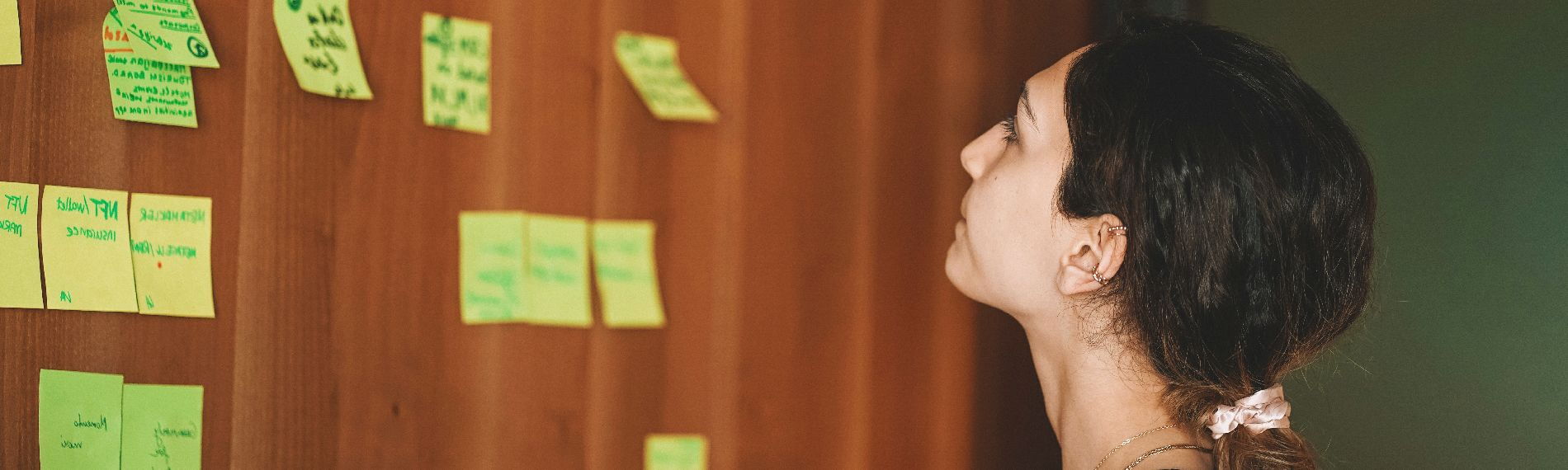 Person blickt auf verschiedene Notizzettel