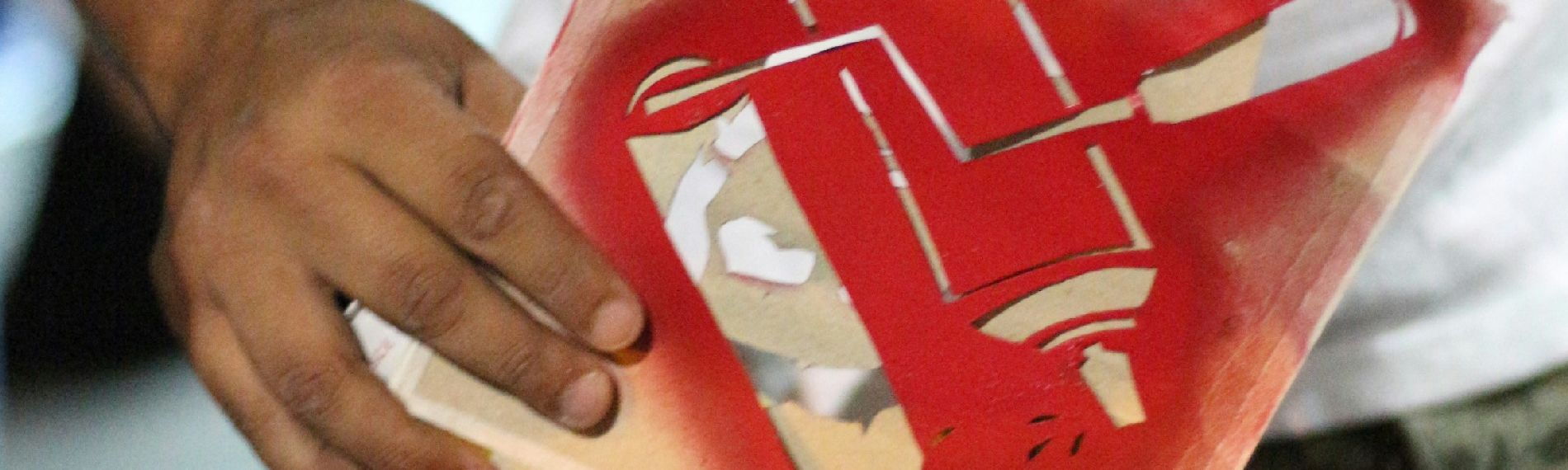 Person zeigt ein Stencil